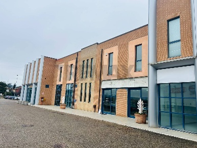 Foto Locale commerciale a Magione di 440 m² con 2 locali in affitto