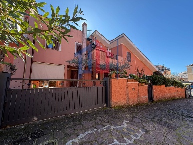 Foto Case semi ndipendenti in Via Ardeatina, Anzio di 90 m² con 4 locali