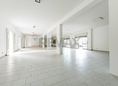Foto Negozio in Via Giacomo Matteotti 48, Linguaglossa di 305 m² in vendita