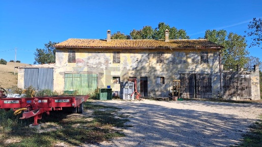 Foto Casa indipendente a San Costanzo di 692 m² con 7 locali in vendita