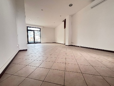Foto Negozio in Via pavia 25, Abbiategrasso di 70 m² con 1 locali