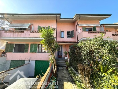Foto Villa a schiera a Forte dei Marmi Vittoria Apuana di 185 m² in vendita