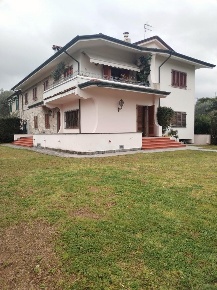 Foto Appartamento a Massa Centro di 210 m² con 8 locali in vendita