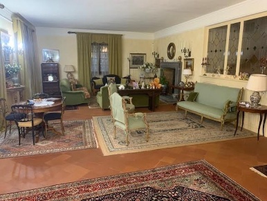 Foto Villa unifamiliare a Pisa Tirrenia di 320 m² con 11 locali in vendita
