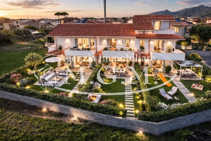 Foto Villa unifamiliare a Calcinaia Fornacette di 130 m² con 5 locali