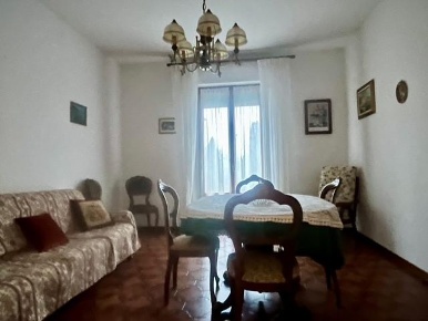 Foto Appartamento a Asciano Centro di 80 m² con 5 locali in vendita