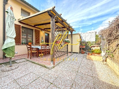 Foto Appartamento a Cecina Cecina Centro di 75 m² con 5 locali in vendita