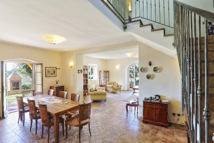Foto Villa unifamiliare a Campiglia Marittima di 300 m² con 9 locali
