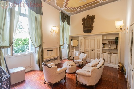 Foto Appartamento in Via Parrocchiale, Besana in Brianza Centro di 421 m²