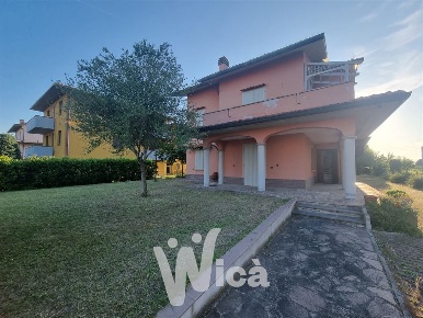 Foto Villa unifamiliare a Cervia di 460 m² con 11 locali in vendita