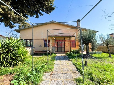 Foto Villa unifamiliare in via degli Ontani, Anguillara Sabazia di 350 m²