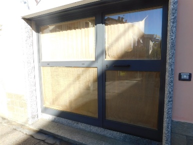 Foto Locale commerciale a Locate Varesino di 40 m² in vendita