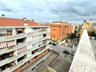 Foto Attico in Piazza Ilia Peikov, Roma Anagnina di 64 m² con 3 locali