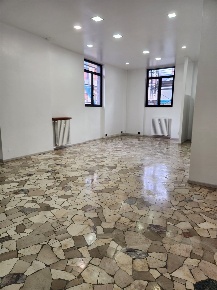 Foto Negozio in Piazza Italia, Bresso di 75 m² con 2 locali in affitto