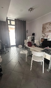 Foto Locale commerciale a Caronno Pertusella di 55 m² in vendita