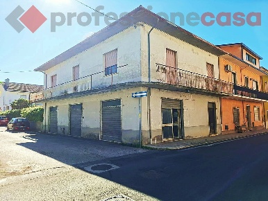 Foto Negozio in Via SOLDATO IGNOTO 0, Aquino di 90 m² con 1 locali