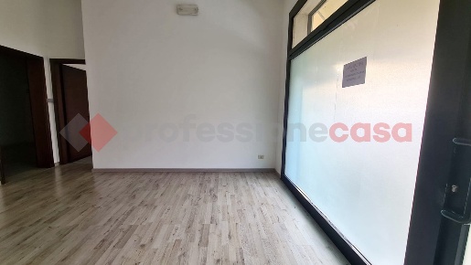 Foto Negozio in Via XX settembre snc, Solesino Centro di 93 m² con 4 locali
