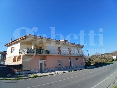 Foto Casa indipendente in Santa Maria La Fossa, Capua Centro di 290 m²