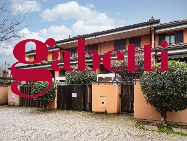 Foto Villa a schiera in Via BAREGGIO 16, Cusago Centro di 350 m² in vendita