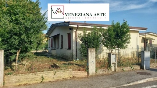 Foto Villa unifamiliare in Via Europa, Salgareda Centro di 120 m²
