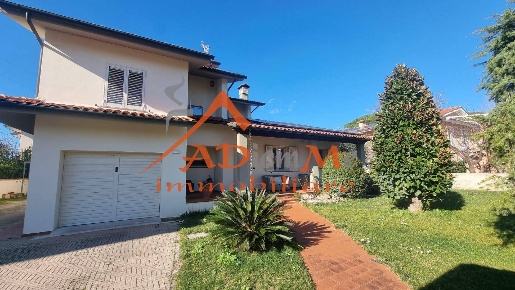 Foto Villa unifamiliare in via collodi, San Giuliano Terme di 200 m²