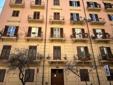 Foto Appartamento in Via Giacomo Cusmano 44, Palermo di 175 m² con 5 locali