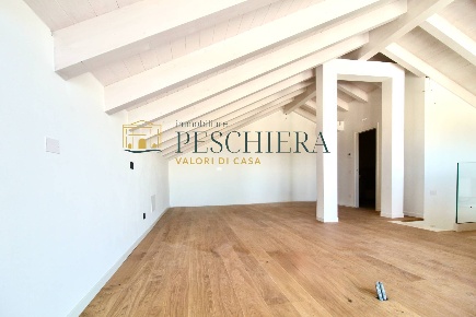 Foto Attico in Via Ronchi, Castelnuovo del Garda di 205 m² con 5 locali