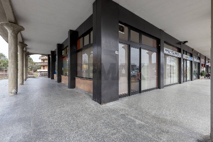 Foto Negozio in CORSO SEMPIONE 24, Olgiate Olona di 110 m² con 2 locali