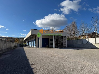 Foto Locale commerciale in contrada selva piana, Campobasso di 580 m²