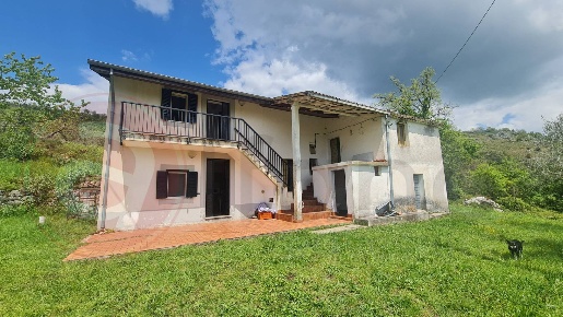 Foto Rustico in Via Cerreto 38, Santopadre di 110 m² con 9 locali