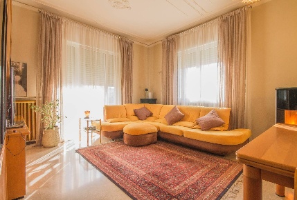 Foto Casa indipendente in Via Bortolazzi 17, Castel d'Azzano di 255 m²
