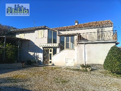 Foto Casa indipendente in Contrada Lava 134, Offida di 214 m² con 7 locali