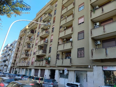Foto Appartamento in Via Francesco Speciale, Palermo di 223 m² in vendita