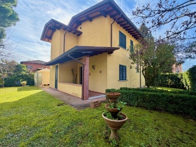 Foto Villa unifamiliare a Forte dei Marmi di 160 m² con 10 locali