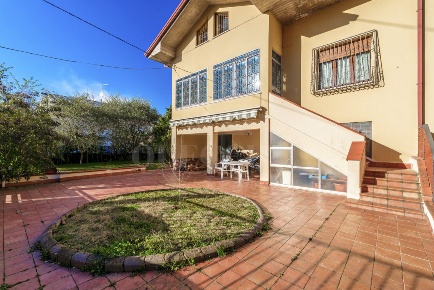 Foto Villa bifamiliare in Via Barbarani, Peschiera del Garda di 308 m²