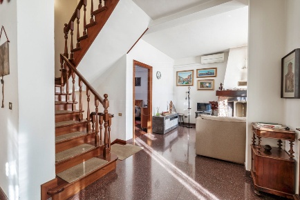 Foto Villa bifamiliare in Via Barbarani, Peschiera del Garda di 308 m²