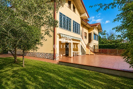 Foto Villa bifamiliare in Via Barbarani, Peschiera del Garda di 308 m²