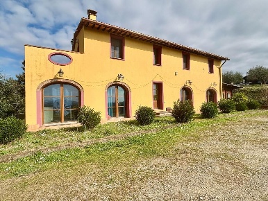 Foto Casale a Palaia Centro di 335 m² con 9 locali in vendita