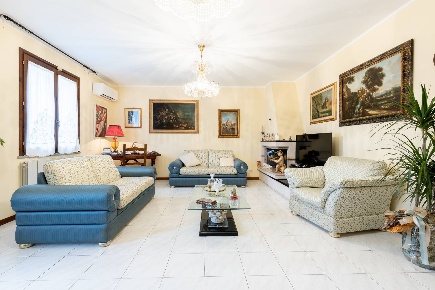 Foto Villa unifamiliare a Vecchiano Migliarino di 220 m² con 7 locali