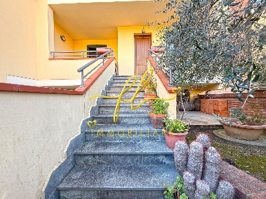 Foto Villa a schiera a Cecina Cecina Centro di 89 m² con 5 locali