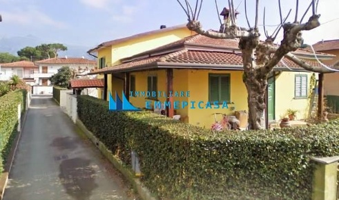 Foto Villa unifamiliare a Montignoso Cinquale di 170 m² con 6 locali