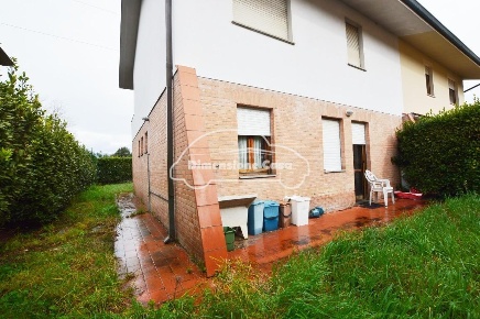 Foto Villa bifamiliare a Capannori Lammari - Lunata di 150 m² con 6 locali