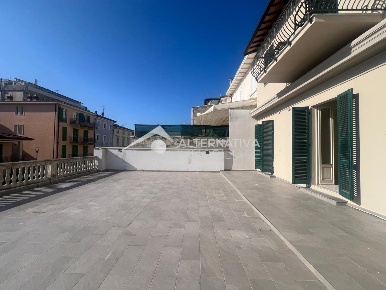 Foto Appartamento a Viareggio Centro di 125 m² con 5 locali in vendita