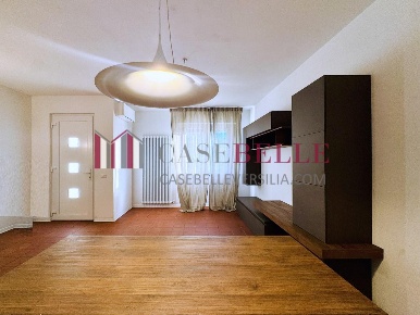 Foto Villa a schiera a Pietrasanta di 100 m² con 5 locali in affitto
