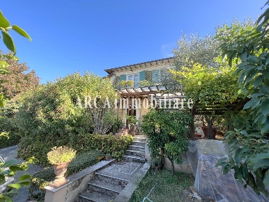 Foto Villa unifamiliare a Pietrasanta di 190 m² con 9 locali in vendita