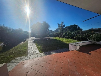 Foto Villa bifamiliare a Massa Centro di 230 m² con 8 locali in vendita