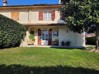 Foto Case semi ndipendenti a Montignoso Cinquale di 130 m² con 5 locali