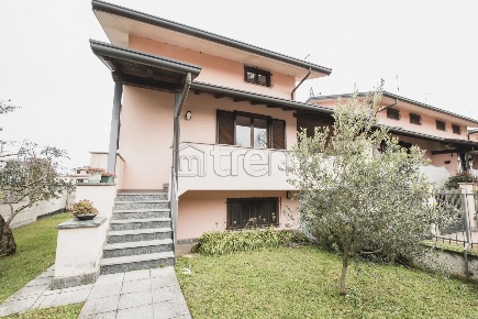 Foto Villa unifamiliare in Via Indipendenza 27, Nerviano Centro in vendita