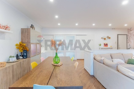 Foto Appartamento in Via Mazzini 1, Meina Centro di 150 m² con 6 locali