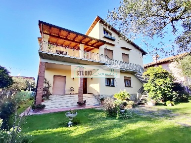 Foto Villa unifamiliare in Via sceltino, Seravezza di 300 m² con 12 locali